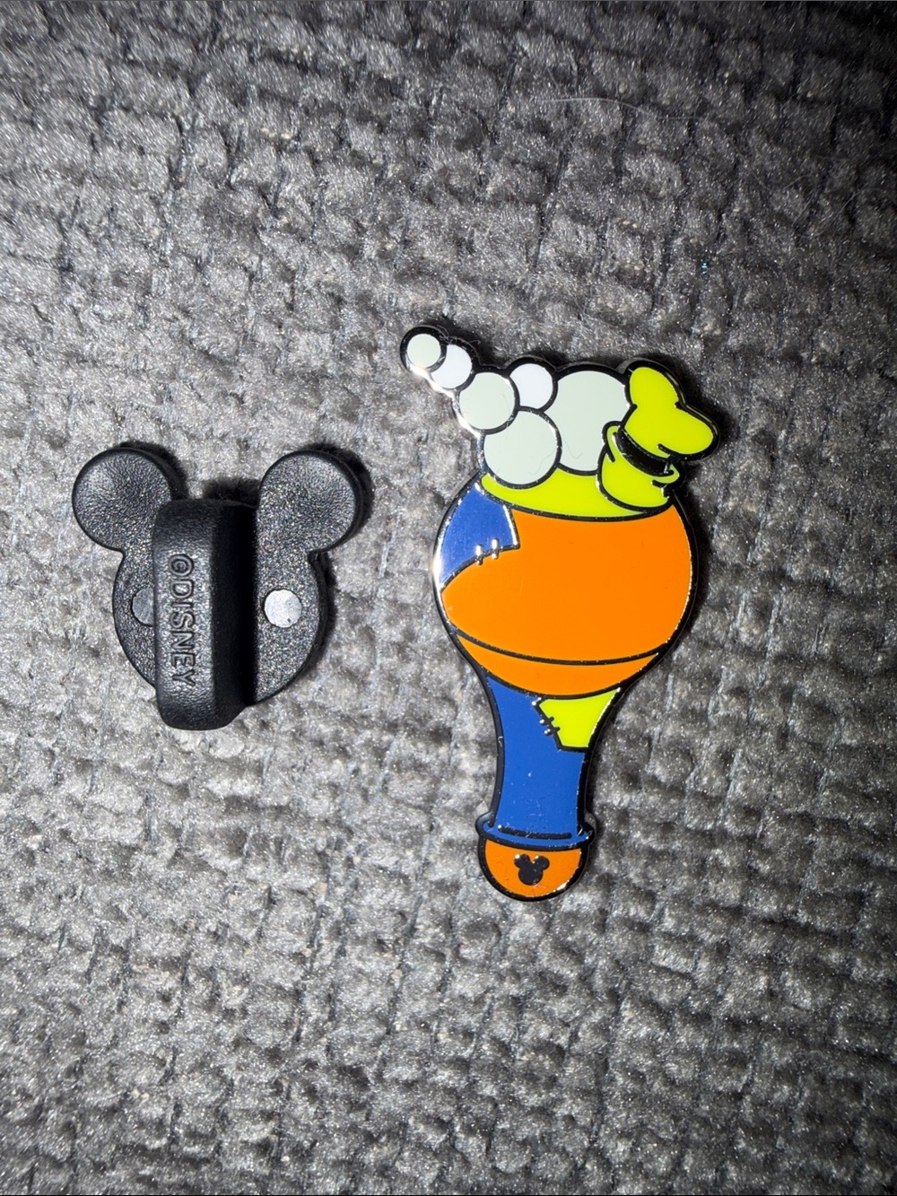 Disney goofy bubble wand pin